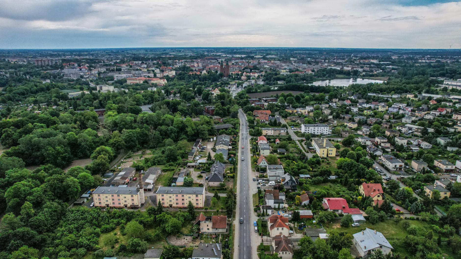 Panorama Lędzin z widocznymi elementami miejskimi i przyrodniczymi.
