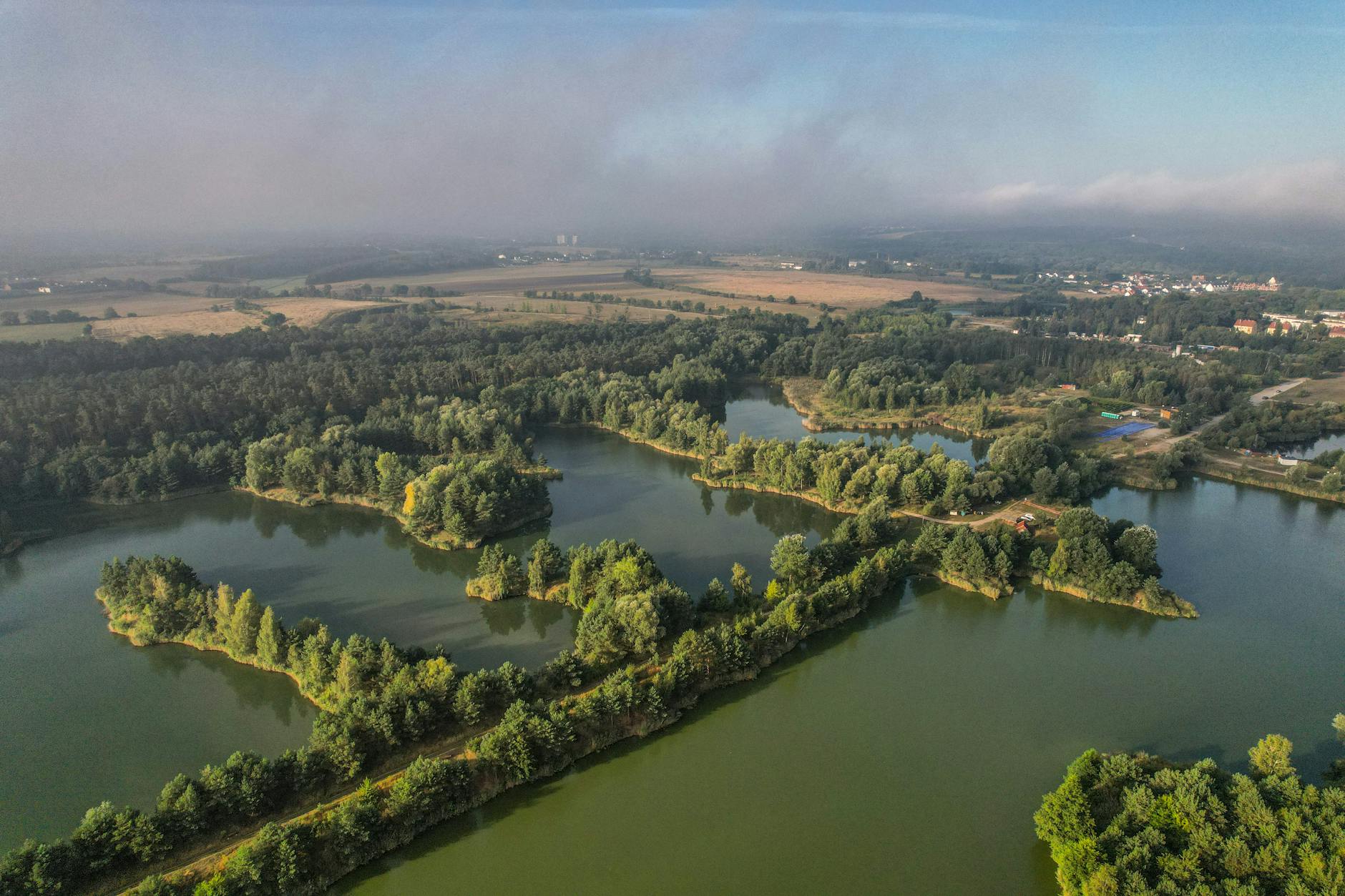 Malowniczy krajobraz z elementami przyrody i śladami historii, nawiązujący do legend z Lędzin i okolic.